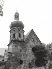 pohled na kostelní věž a zadní štít
