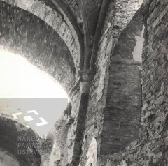 starší foto interiéru kostela - hlavice v presbytáři