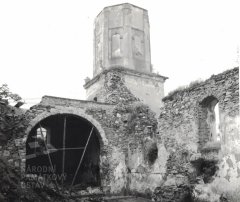 starší foto interiéru kostela - presbytář