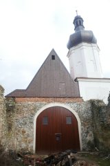 pohled zepředu na zakonzervovaný presbytář