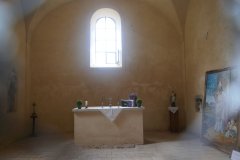 pietně upravený presbytář
