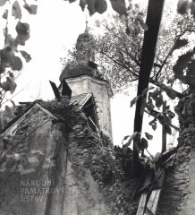 starší foto kostela - presbytář zleva