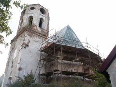 pohled zezadu zprava - provizorně zakrytý presbytář a věž