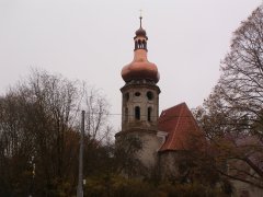 pohled zezadu zprava - nová střecha věže