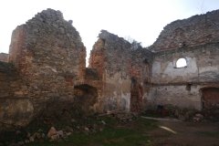chátrající zdivo pravé strany lodi