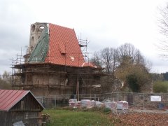 pohled zezadu zleva - nová střecha presbytáře