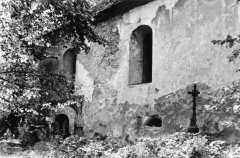 detail jižní fasády lodi s částečně odkrytým portálkem