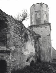 starší foto kostela - pohled zepředu zprava