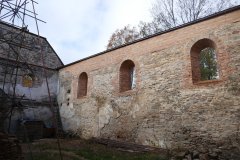 dozděná levá stěna kostela