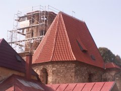 pohled zezadu zleva - nová střecha presbytáře
