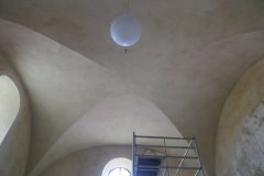 opravovaná klenba presbytáře