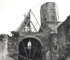 starší foto interiéru kostela - presbytář