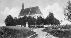 dobová pohlednice kostela a kapličky křížové cesty