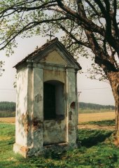 kaplička křížové cesty zepředu zleva