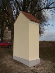 kaplička křížové cesty zezadu zleva