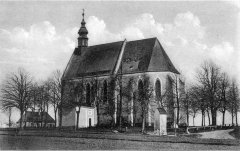 dobová pohlednice kostela a kapličky křížové cesty