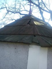 detail poškozené střechy