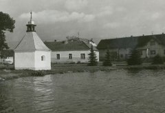 pohled na kapli přes návesní rybník