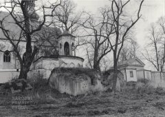 starší foto kaple - domek kostelníka před demolicí