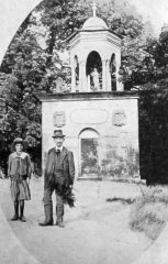 starší foto kaple ještě se sochu Panny Marie ve věžičce