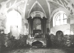 starší foto interiéru kostela - presbytář
