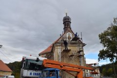 umisťování sochy do niky