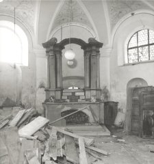 starší foto interiéru kostela - hlavní oltář