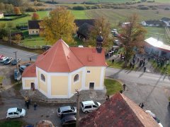 svěcení opraveného kostela - pohled zleva