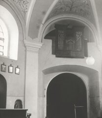 starší foto interiéru kostela - přední část