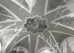starší foto interiéru kostela - klenba presbytáře