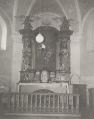 starší foto interiéru kostela - hlavní oltář