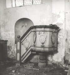 starší foto interiéru kostela - kazatelna