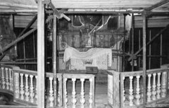 starší foto interiéru kostela - pohled do presbytáře