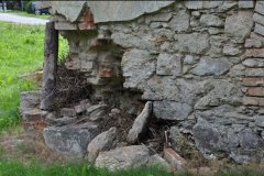 zdivo v dolní části poškozené vlhkostí