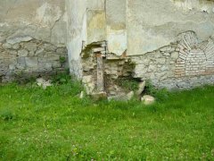 dolní část stěny poškozená vlhkostí