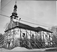 chátrající kostel