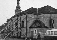 chátrající kostel