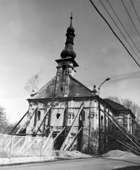 chátrající kostel