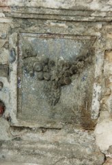 detail reliéfu ve spodní části kapličky
