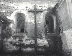 starší foto kostela - detail středu levé stěny