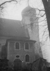 starší foto kostela - přední část zleva