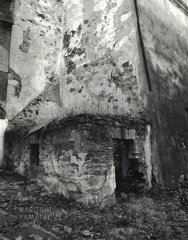 starší foto kostela - přístavek u levé přední části kostela