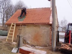 pokládka nové střechy