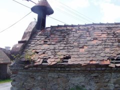 kaple před opravou - detail poškozené střechy