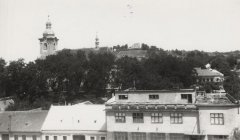 pohled na město se zničenou kaplí na kopci