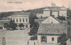 pohled na náměstí s kaplí na kopci