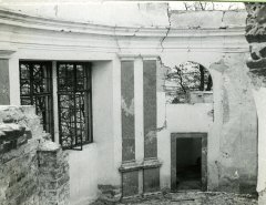 polorozbořený interiér