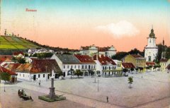 dobová pohlednice města s vyhořelou kaplí na kopci