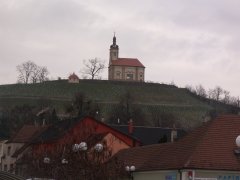 celkový pohled na kapli na kopci