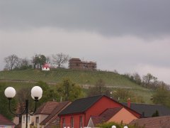 celkový pohled na kapli z náměstí